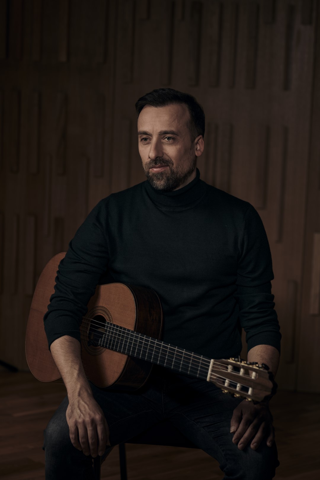 Danijel Cerović holding classical guitar